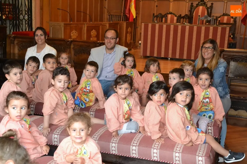 Foto 4 - Los alumnos de la Escuela Infantil se van de excursi&oacute;n al centro hist&oacute;rico  