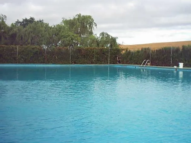 Serradilla del Arroyo busca dos socorristas para sus piscinas municipales  