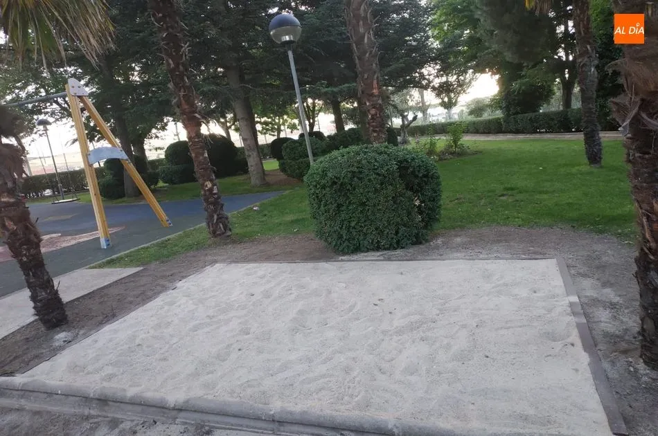 Foto 2 - El Ayuntamiento acondiciona un arenero infantil en el parque de El Espol&oacute;n