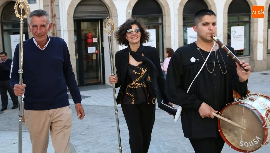 Los mayordomos Jesús Sánchez y María Jesús Calderón acudían a la iglesia bajo los sones del tamborilero Jorge Sousa / CORRAL