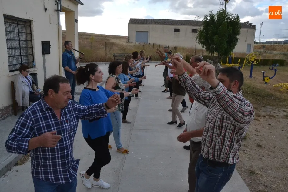 Foto 11 - El taller de baile charro de la AVV de la Avenida de Espa&ntilde;a se despide bailando al aire libre  