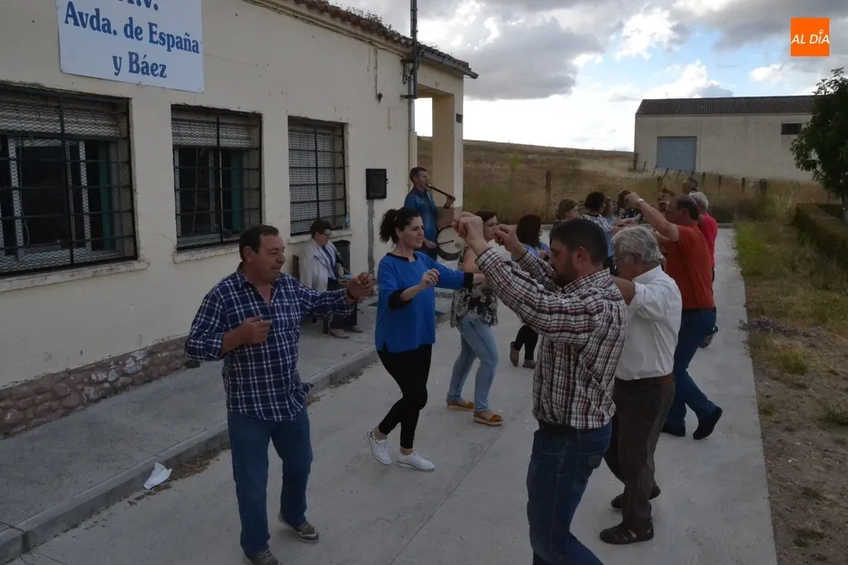 Foto 10 - El taller de baile charro de la AVV de la Avenida de Espa&ntilde;a se despide bailando al aire libre  