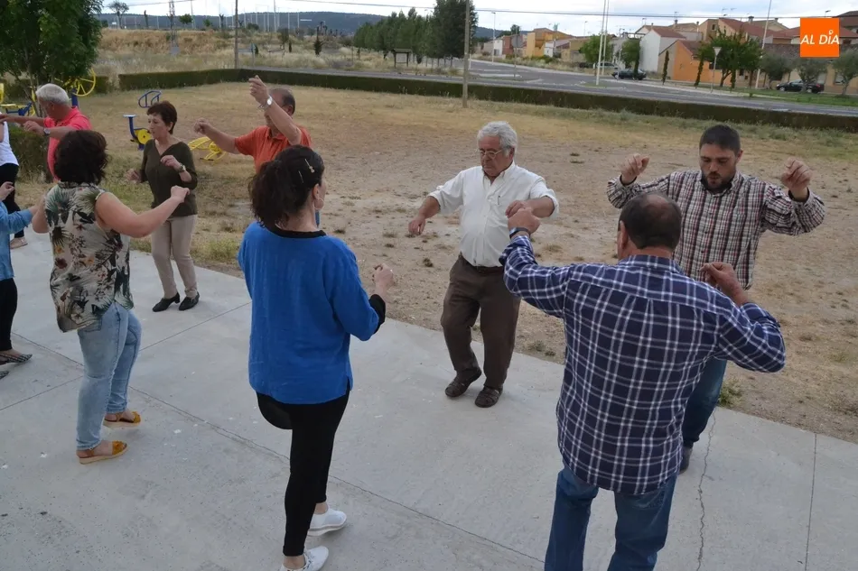 Foto 7 - El taller de baile charro de la AVV de la Avenida de Espa&ntilde;a se despide bailando al aire libre  
