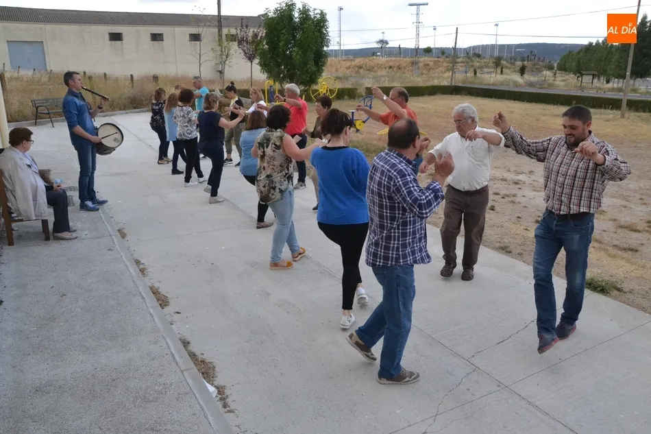 Foto 9 - El taller de baile charro de la AVV de la Avenida de Espa&ntilde;a se despide bailando al aire libre  