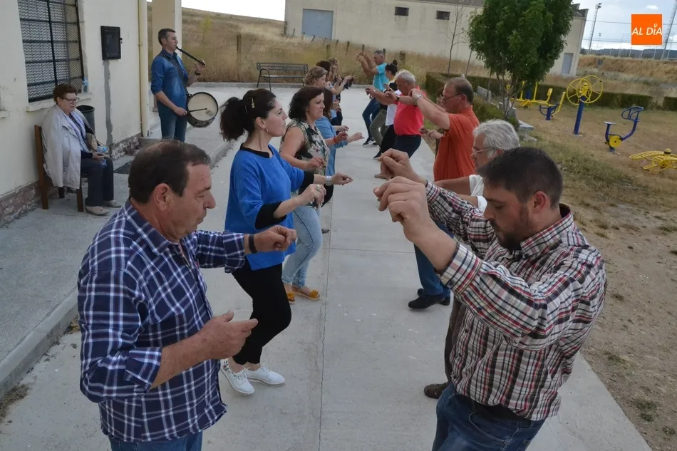 Foto 8 - El taller de baile charro de la AVV de la Avenida de Espa&ntilde;a se despide bailando al aire libre  