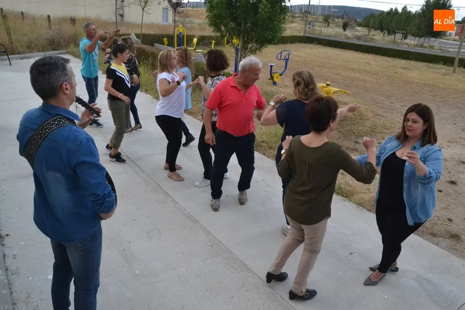 Foto 5 - El taller de baile charro de la AVV de la Avenida de Espa&ntilde;a se despide bailando al aire libre  