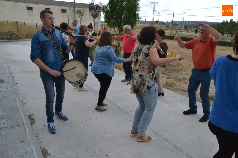 Foto 6 - El taller de baile charro de la AVV de la Avenida de Espa&ntilde;a se despide bailando al aire libre  