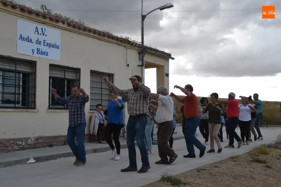 Foto 4 - El taller de baile charro de la AVV de la Avenida de Espa&ntilde;a se despide bailando al aire libre  