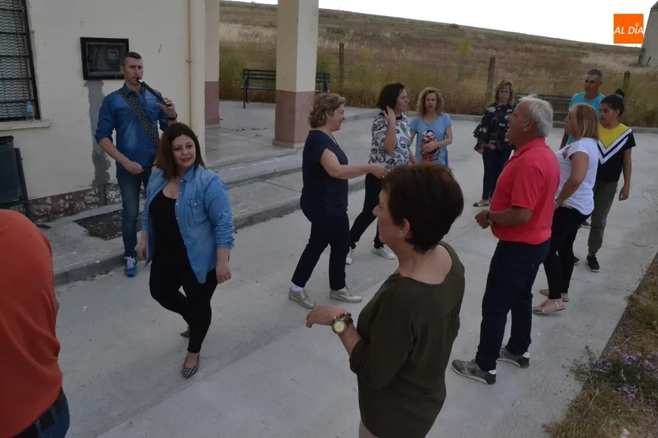Foto 2 - El taller de baile charro de la AVV de la Avenida de Espa&ntilde;a se despide bailando al aire libre  