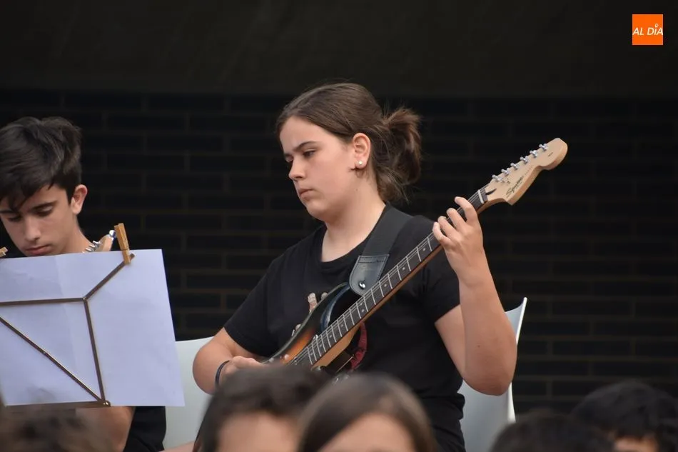 La Escuela Municipal de Música de Santa Marta cierra el curso con audiciones en la calle   