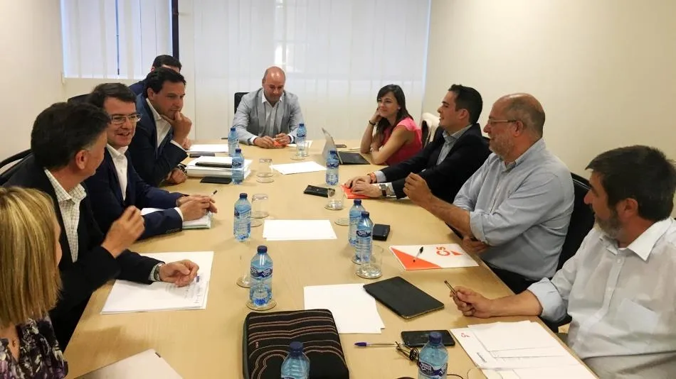 Reunión de los equipos negociadores de PP y Cs, con Mañueco e Igea al frente. Foto Europa Press