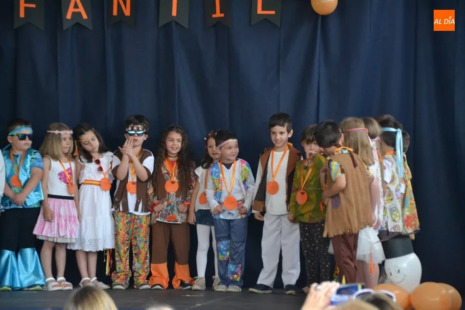 Foto 11 - Los peques de San Francisco se grad&uacute;an ataviados al estilo hippy  