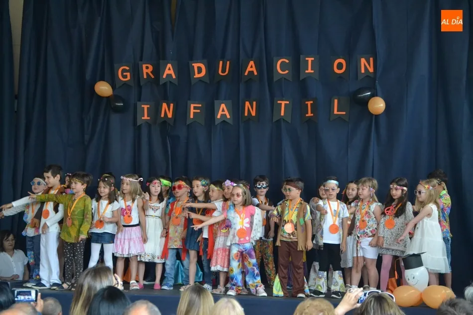 Los peques de San Francisco se gradúan ataviados al estilo hippy  