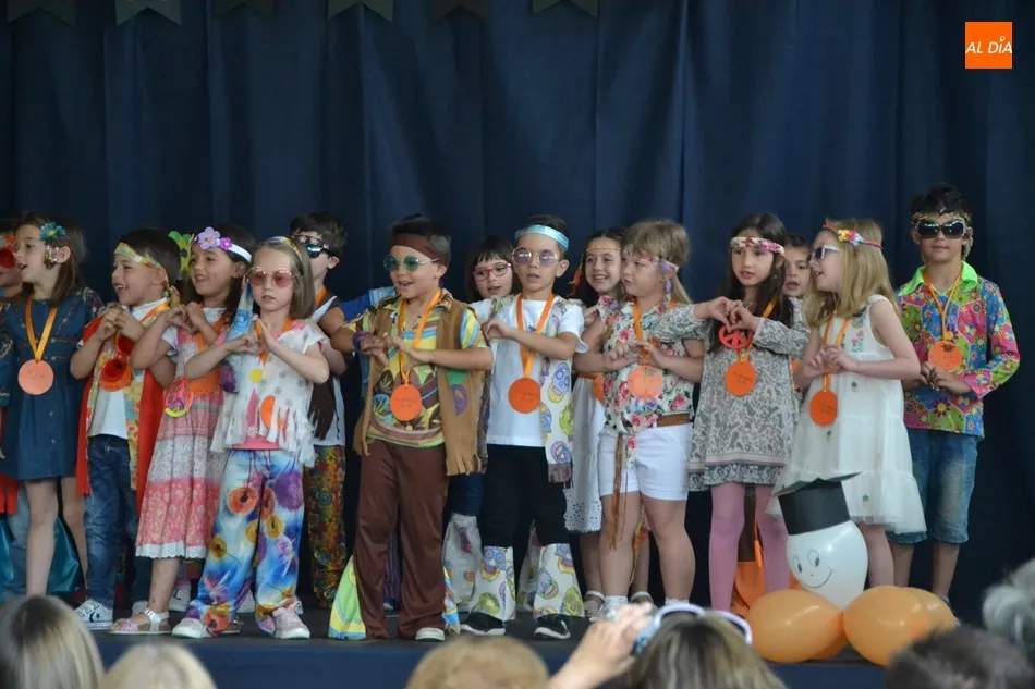 Foto 9 - Los peques de San Francisco se grad&uacute;an ataviados al estilo hippy  