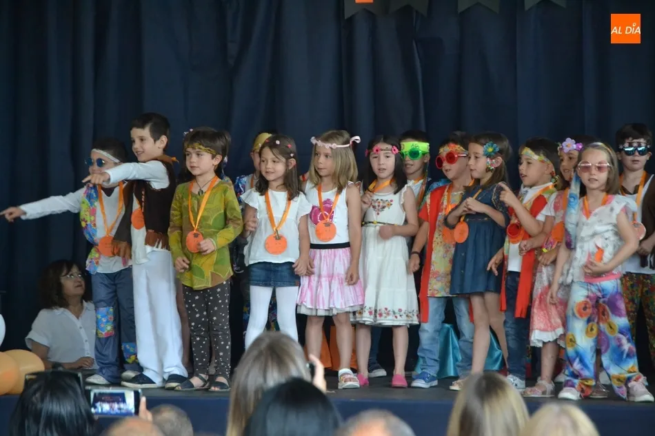 Foto 10 - Los peques de San Francisco se grad&uacute;an ataviados al estilo hippy  