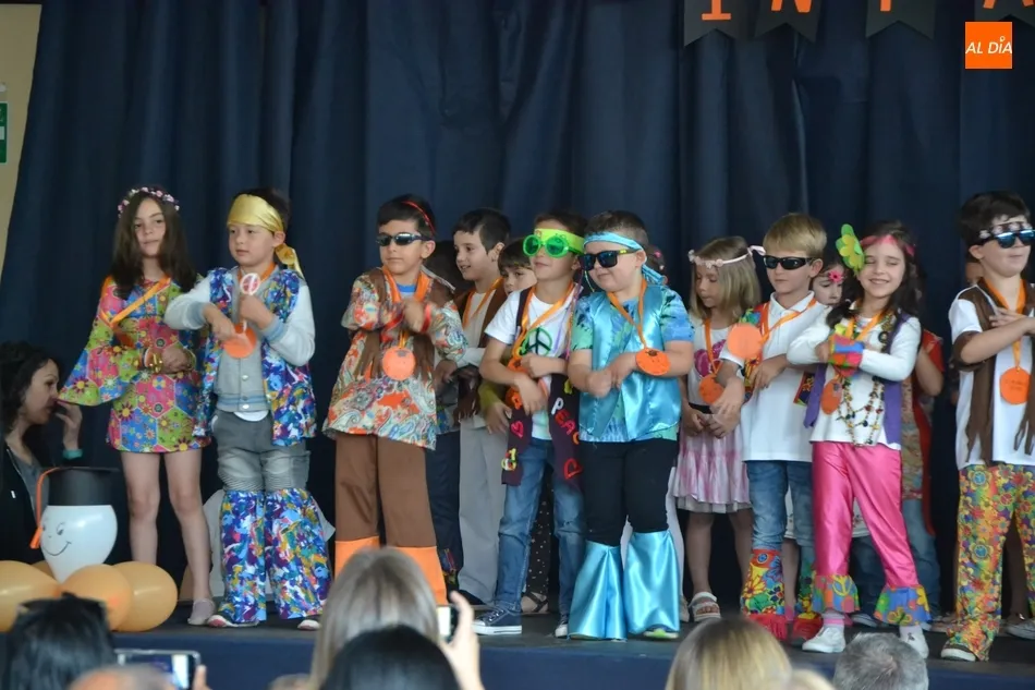 Foto 8 - Los peques de San Francisco se grad&uacute;an ataviados al estilo hippy  
