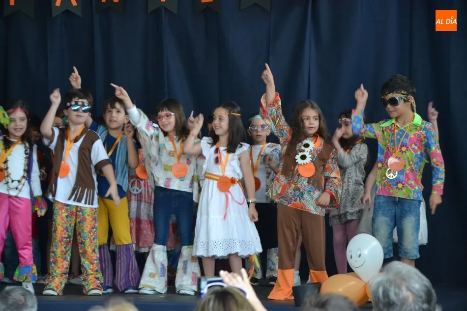 Foto 7 - Los peques de San Francisco se grad&uacute;an ataviados al estilo hippy  
