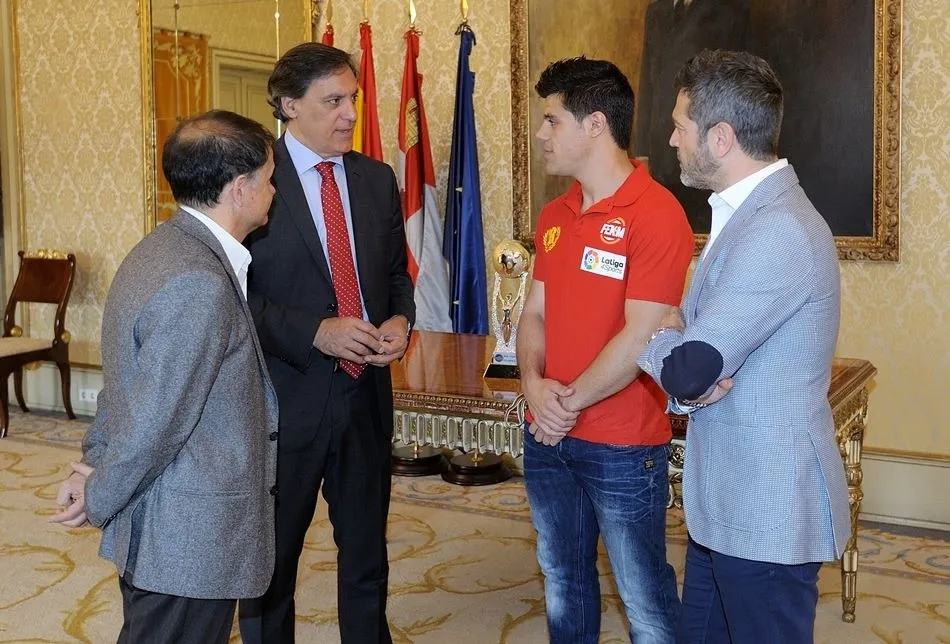 Foto 3 - El alcalde, Carlos Garc&iacute;a Carbayo, recibe en el Ayuntamiento al luchador Richard Huerta por sus...