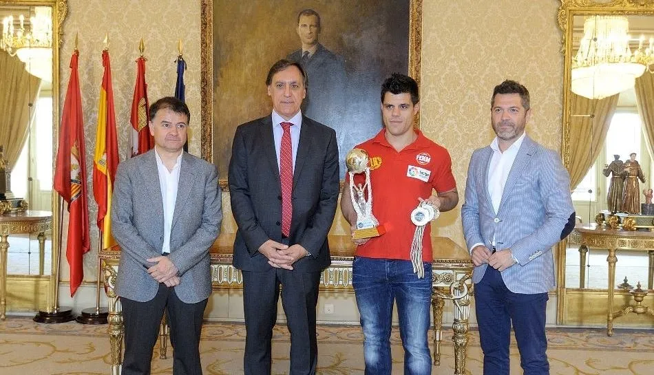 Foto 2 - El alcalde, Carlos Garc&iacute;a Carbayo, recibe en el Ayuntamiento al luchador Richard Huerta por sus...