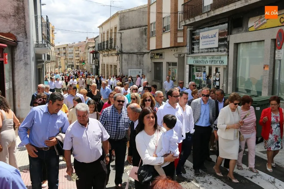 Foto 10 - El Sant&iacute;simo bendice a nueve ni&ntilde;os en los dos altares instalados en la procesi&oacute;n del Corpus