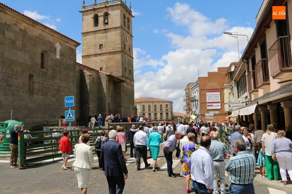 Foto 7 - El Sant&iacute;simo bendice a nueve ni&ntilde;os en los dos altares instalados en la procesi&oacute;n del Corpus