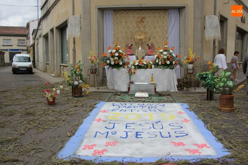 Foto 6 - El Sant&iacute;simo bendice a nueve ni&ntilde;os en los dos altares instalados en la procesi&oacute;n del Corpus
