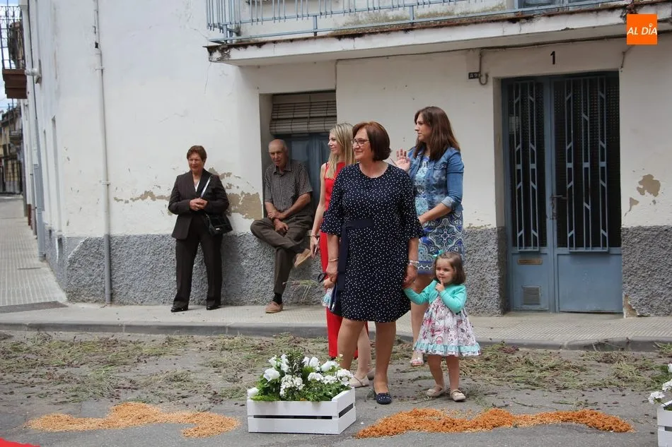 Foto 4 - El Sant&iacute;simo bendice a nueve ni&ntilde;os en los dos altares instalados en la procesi&oacute;n del Corpus