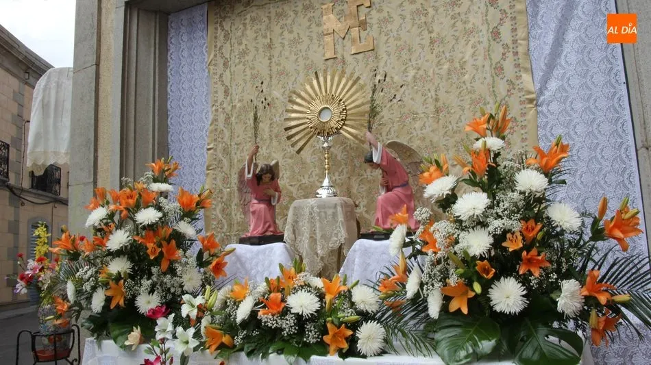 Foto 2 - El Sant&iacute;simo bendice a nueve ni&ntilde;os en los dos altares instalados en la procesi&oacute;n del Corpus