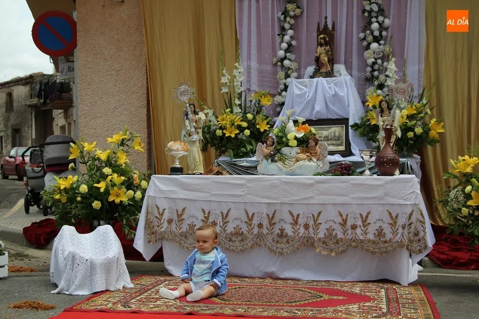El Santísimo bendice a nueve niños en los dos altares instalados en la procesión del Corpus