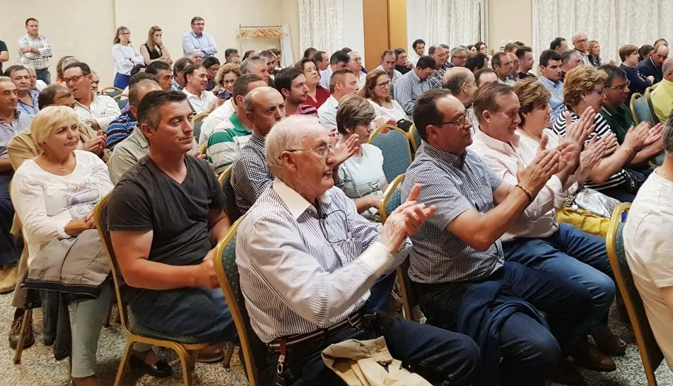 Participantes en una de las asambleas preparatorias de Cobadu