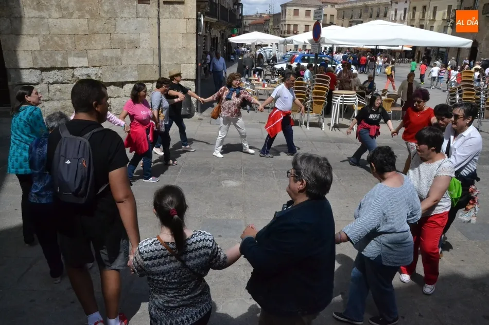 Foto 5 - C&aacute;ritas marcha para cambiar el mundo con la compa&ntilde;&iacute;a de escolares y Asprodes  
