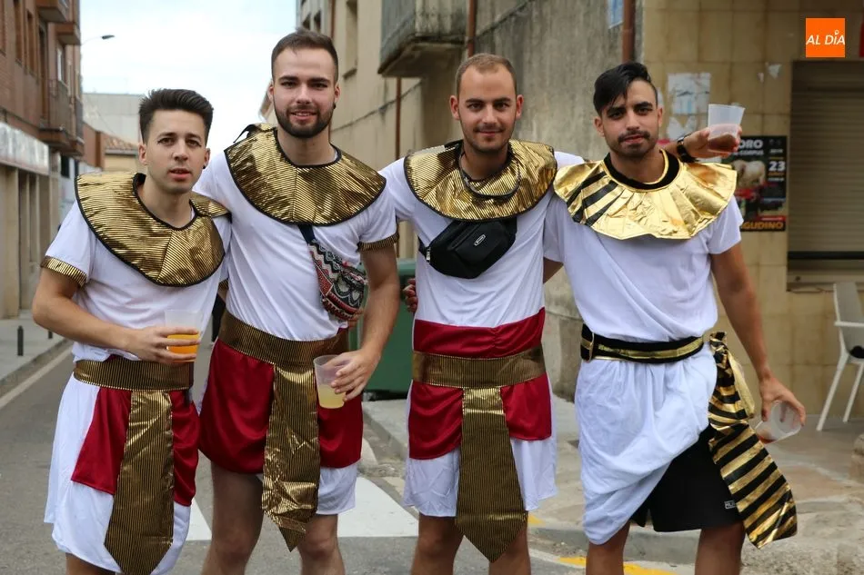 Espectacular desfile de disfraces de las peñas con mil y un personajes  