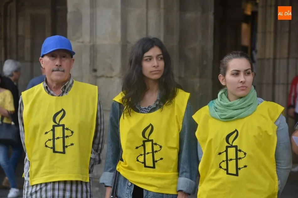 Foto 5 - Amnist&iacute;a Internacional Salamanca realiza una performance para solicitar medidas a favor de la...