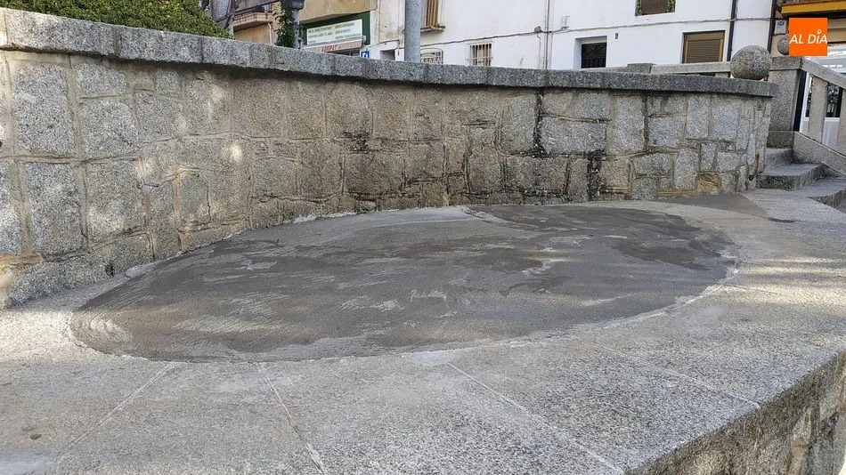 Foto 2 - El Ayuntamiento elimina la fuente de la plaza de Juli&aacute;n Coca