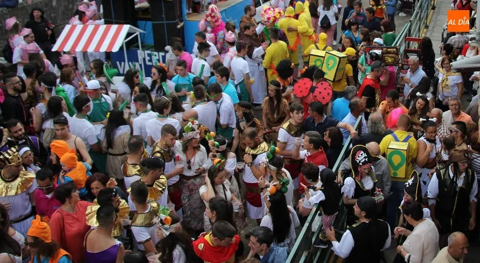 Foto 9 - Espectacular desfile de disfraces de las pe&ntilde;as con mil y un personajes  