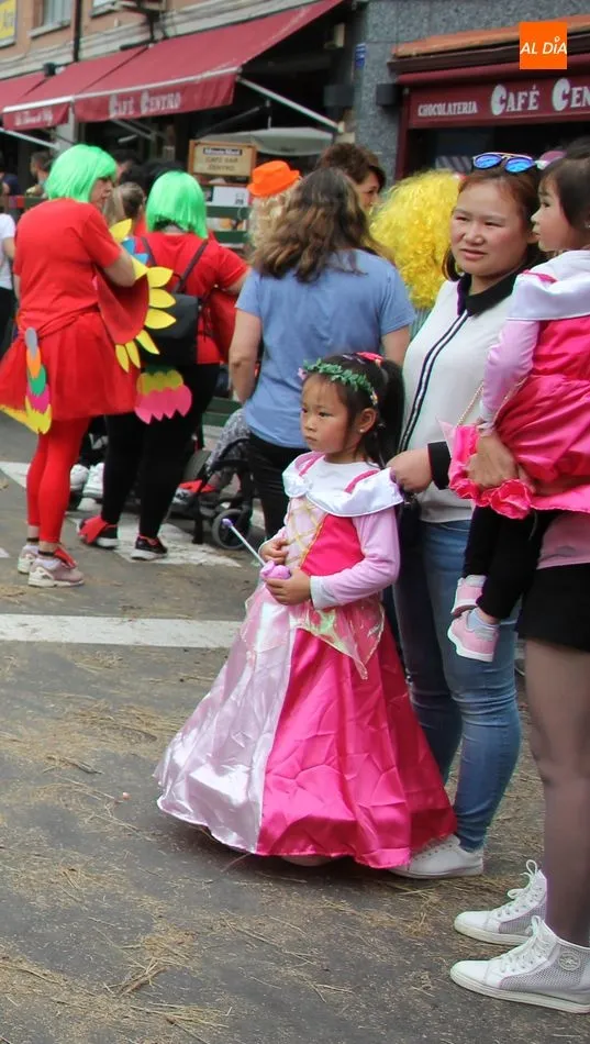 Foto 6 - Espectacular desfile de disfraces de las pe&ntilde;as con mil y un personajes  