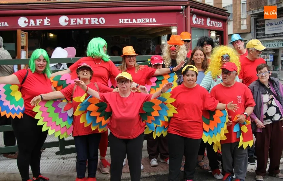 Foto 5 - Espectacular desfile de disfraces de las pe&ntilde;as con mil y un personajes  