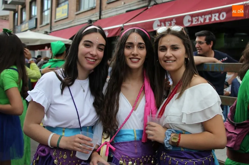 Foto 4 - Espectacular desfile de disfraces de las pe&ntilde;as con mil y un personajes  