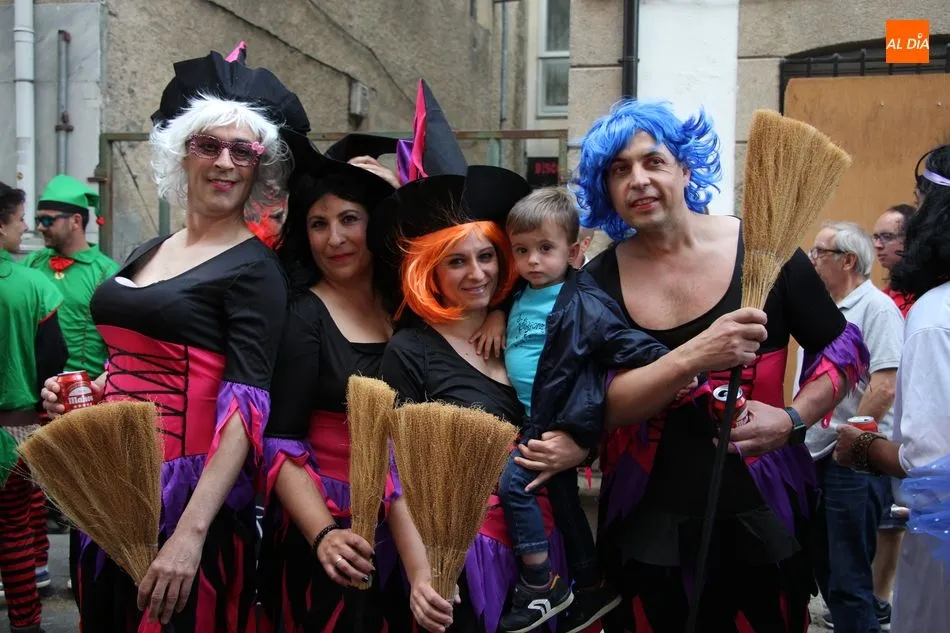 Foto 3 - Espectacular desfile de disfraces de las pe&ntilde;as con mil y un personajes  