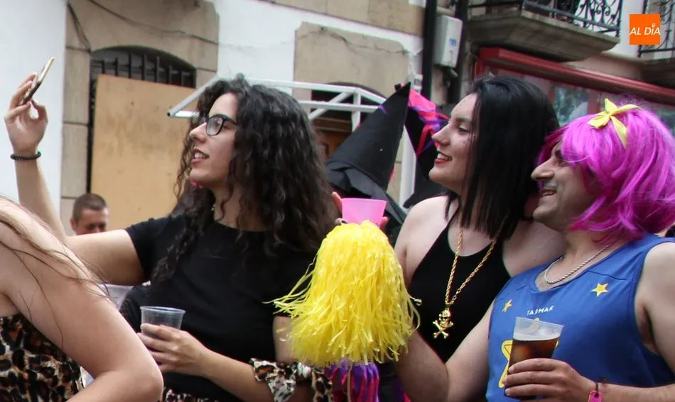 Foto 2 - Espectacular desfile de disfraces de las pe&ntilde;as con mil y un personajes  