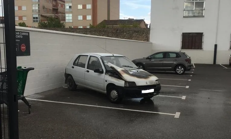 Un turismo echa a arder en el parking exterior del Mercadona  