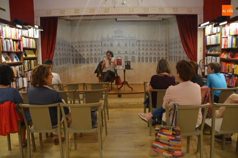 Foto 2 - La escritora y enfermera Nieves Mu&ntilde;oz presenta&nbsp;su novela&nbsp;&lsquo;Las batallas silenciadas&rsquo;  