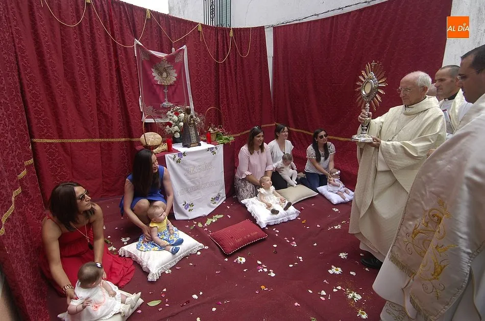 Foto 10 - El Sant&iacute;simo bendice a varios beb&eacute;s en su recorrido por las calles de La Fuente de San Esteban  