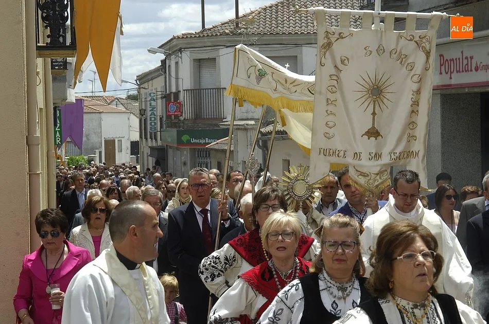 Foto 8 - El Sant&iacute;simo bendice a varios beb&eacute;s en su recorrido por las calles de La Fuente de San Esteban  