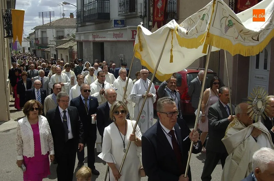 Foto 6 - El Sant&iacute;simo bendice a varios beb&eacute;s en su recorrido por las calles de La Fuente de San Esteban  
