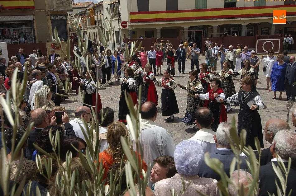 Foto 4 - El Sant&iacute;simo bendice a varios beb&eacute;s en su recorrido por las calles de La Fuente de San Esteban  