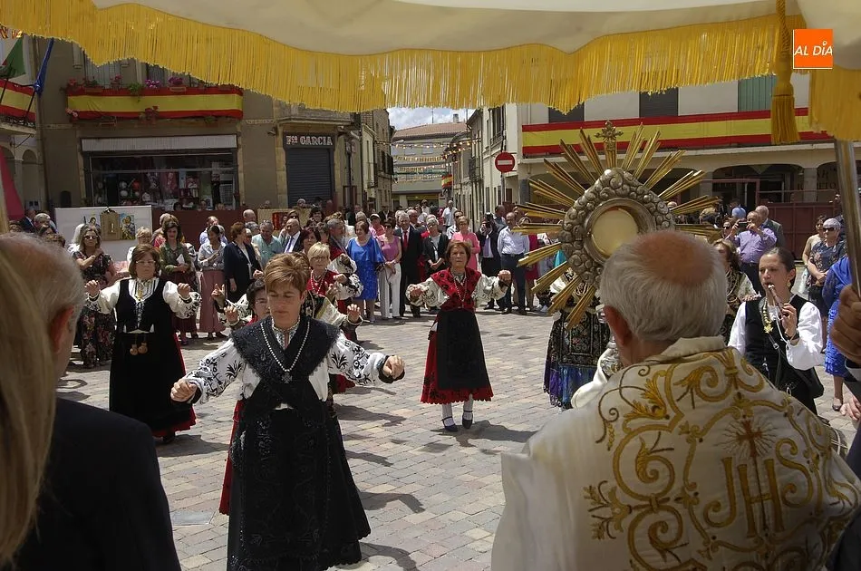 Foto 2 - El Sant&iacute;simo bendice a varios beb&eacute;s en su recorrido por las calles de La Fuente de San Esteban  