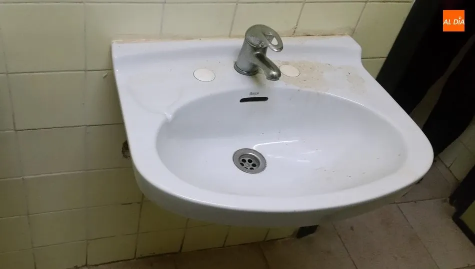 Estado en el que se encontraban los servicios con anterioridad a la denuncia / FOTOS: AMPA LA RIBERA