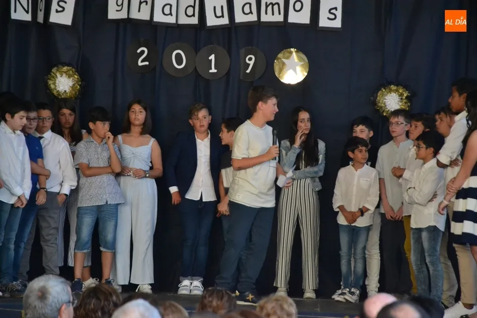 Foto 10 - Los mayores de San Francisco dicen adi&oacute;s al cole en una graduaci&oacute;n con mucha m&uacute;sica  