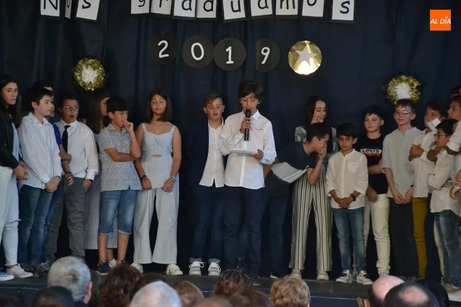 Foto 9 - Los mayores de San Francisco dicen adi&oacute;s al cole en una graduaci&oacute;n con mucha m&uacute;sica  
